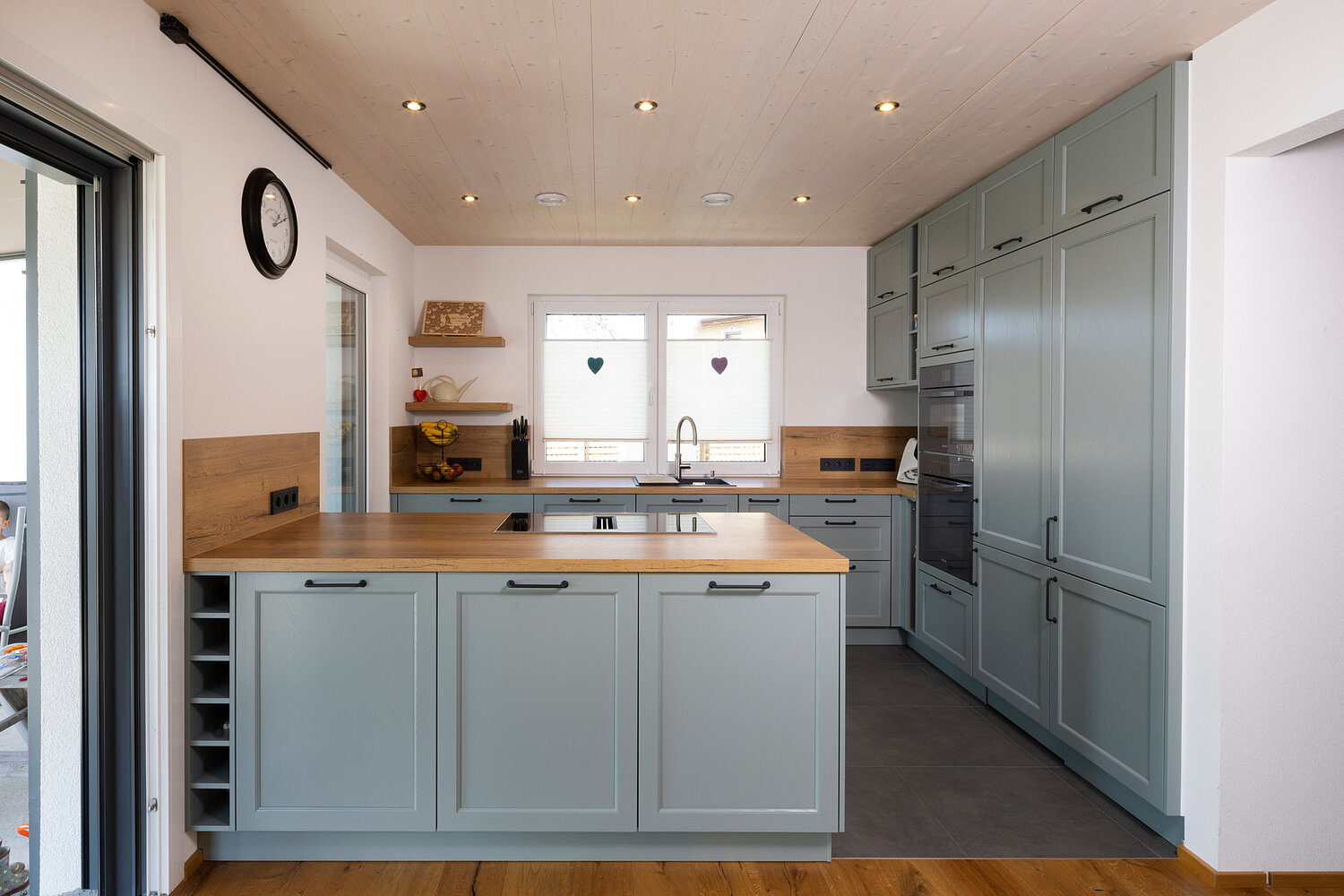 Küche im Landhausstil von Lorinser Helle Küche im Landhausstil mit Holzdetails und gemütlicher Atmosphäre, umgesetzt vom Küchenstudio Lorinser