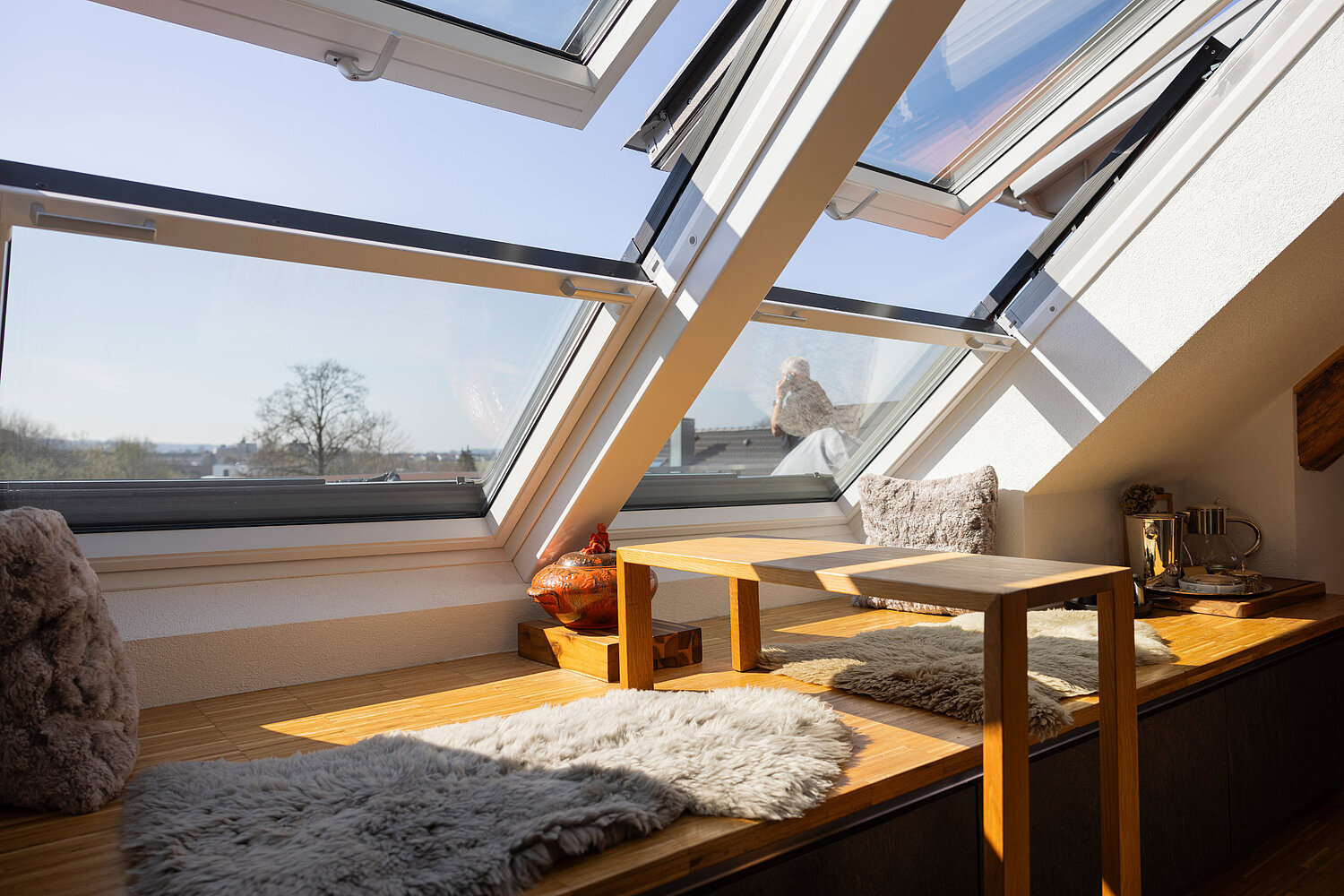 Wohnküche mit Holz und Design von Lorinser Offene Wohnküche mit Holzelementen, Esstisch und stilvoller Beleuchtung, realisiert vom Küchenstudio Lorinser
